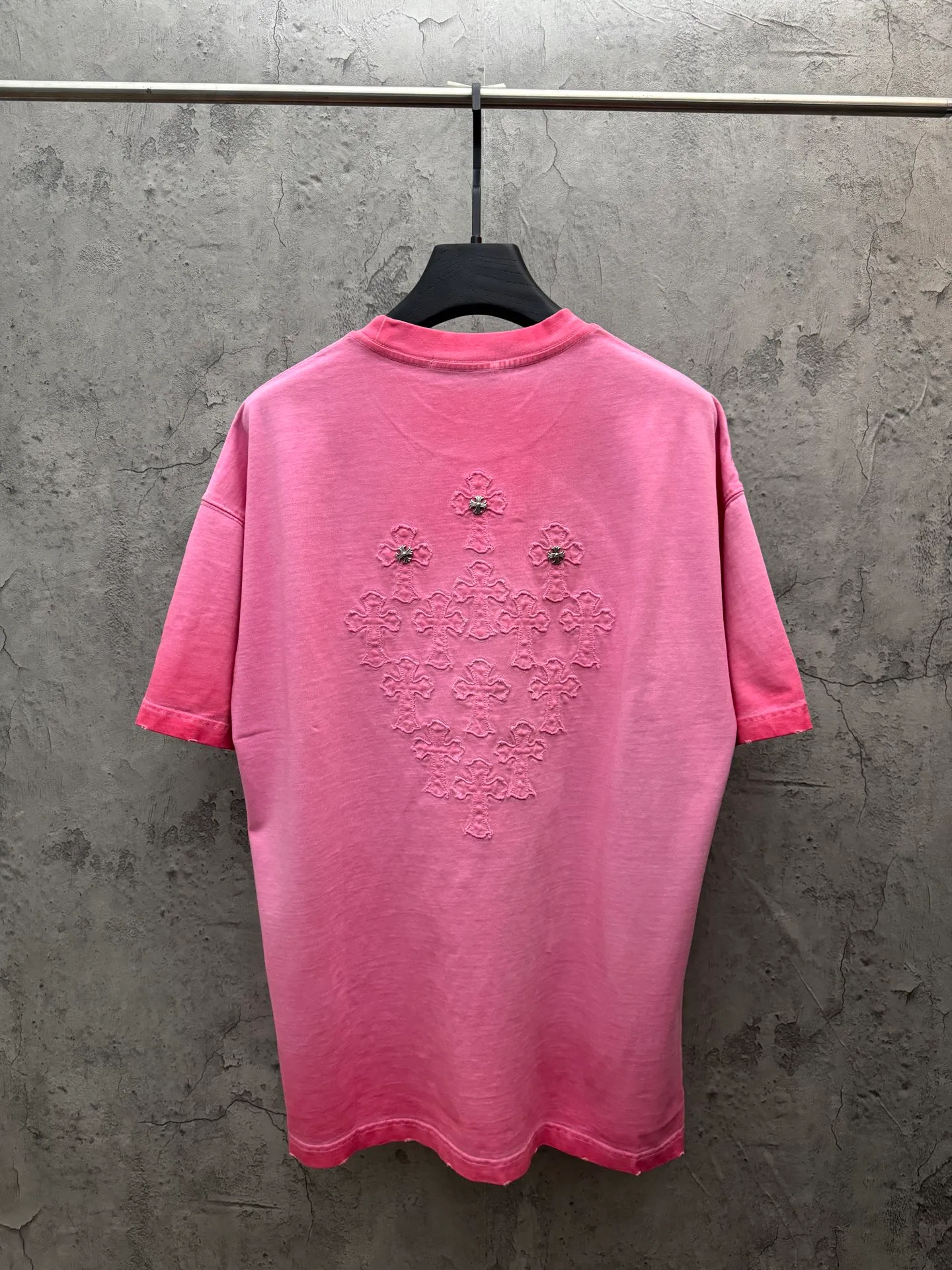 P200 top version, real shot without P, ​​different from market currency) 𝗖𝗵𝗿𝗼𝗺𝗲 𝗛𝗲𝗮𝗿𝘁𝘀/Croxin 2026 spring new original single counter American laser burnt patch embroidered couple short sleeves 👑The highest version! Customized fabric 330g, washed and fried. Best-selling model at the counter. Very comfortable to wear. Accessories: Original molded and authenticated collar label➕100% silk wash label. Genuine purchase-grade original hangtag➕matching hanging rope➕3D hanging beads➕original packaging bag. Craftsmanship: The original version has consistent wiring! The highest version of the armhole matching technique! Color: Khaki Black Rose Red Light Blue Purple Size: S M L XL Style Number: 26-2002